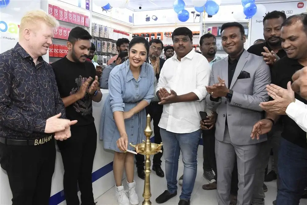 ACTRESS SREEMUKHI LAUNCHES CELLBAY MOBILES SHOWROOM MEDAK 11